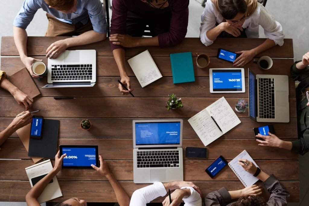 Na imagem, pessoas fazendo comunicação interna e externa