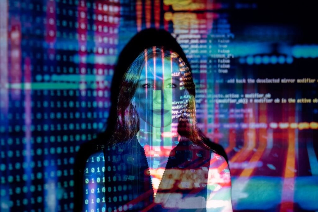 Na imagem, mulher em meio à tecnologia representando a inovação contínua